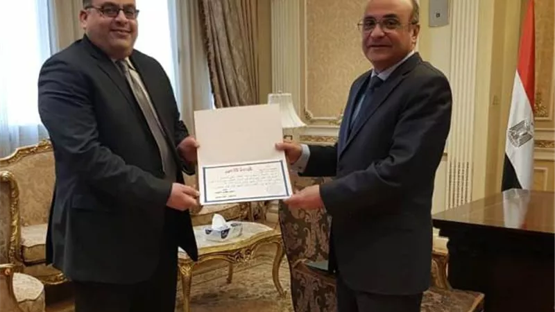 عمر مروان يكرم الموظفين المتميزين عن شهر فبراير 2019 بوزارة شئون مجلس النواب