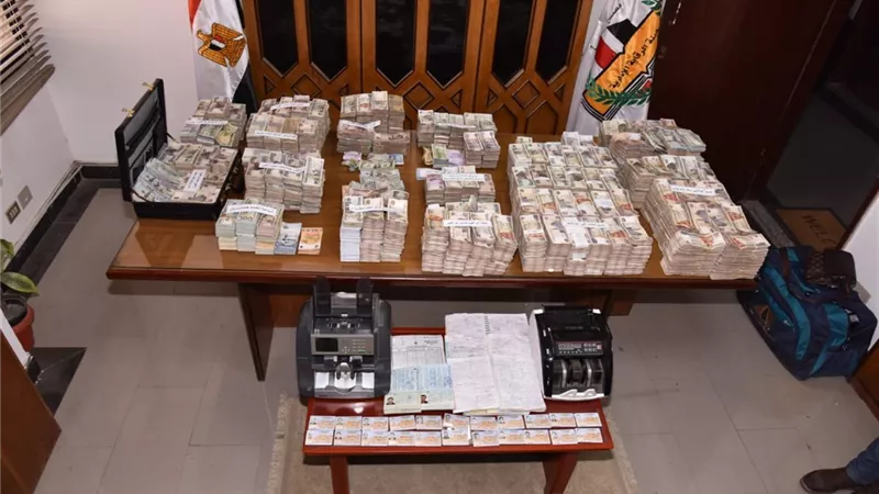 سقوط أخطر تشكيل عصابى من 23 متهماً للاتجار فى العملة فى قبضة الرقابة الإدارية .. صور