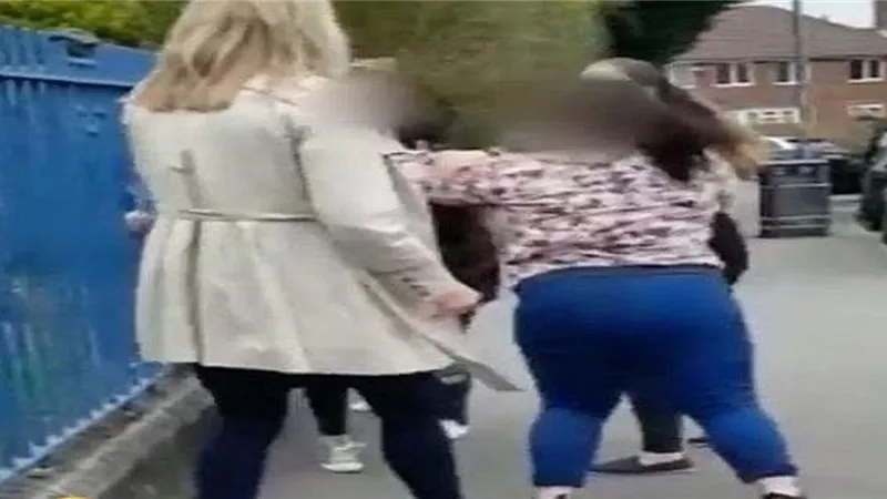 شد شعر ولكمات .. مشاجرة بين أمهات على باب مدرسة تثير الذعر.. فيديو