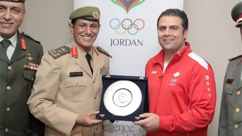 القحطاني يهدي الدرع الفضي للإتحاد العربي للرياضة العسكرية للملحق العسكري السعودي وأمين عام اللجنة الأولمبية الأردنية