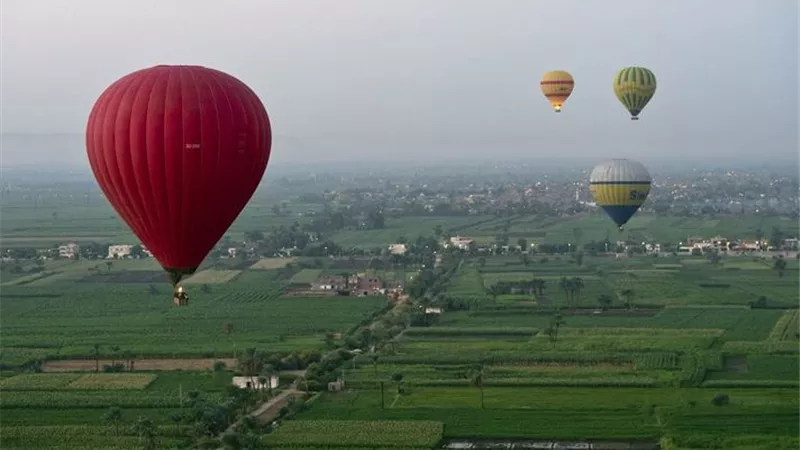 20 بالونا فى سماء الأقصر تحمل على متنها 400 سائحا
