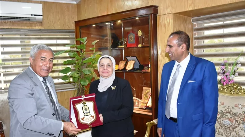 محافظ اسوان يستقبل 