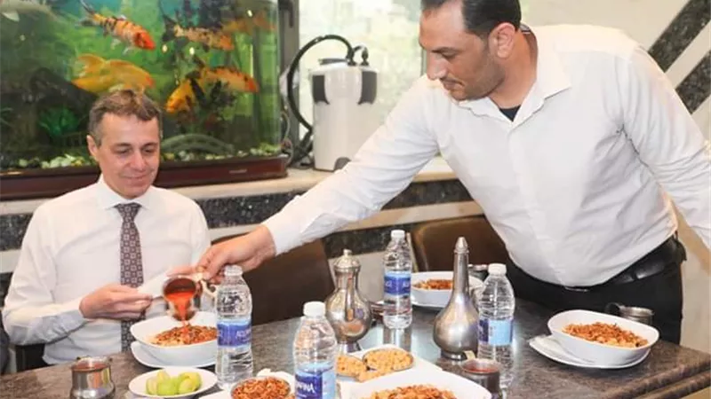 وزير خارجية سويسرا وحرمه يتناولان الكشري