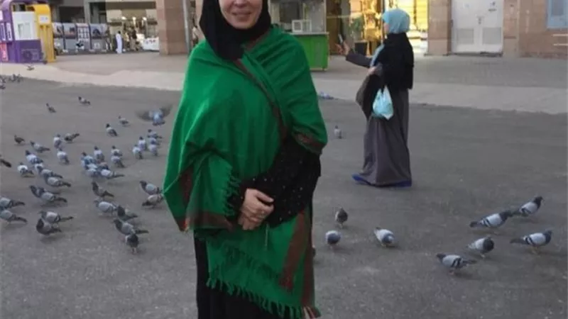 بعد عودتها من العمرة .. جلسة تصوير للراقصة دينا بالروب