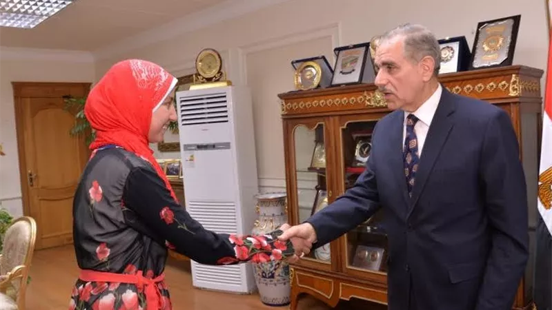 محافظ أسيوط يكرم طالبة لقيادتها سيارة نقل لمساعدة أسرتها واستكمال دراستها بالثانوية