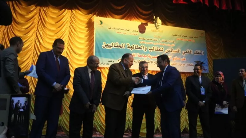محافظ الفيوم يكرم الطلاب المثاليين بالجامعات المصرية