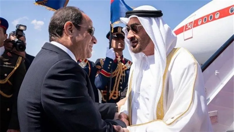 السيسي يستقبل ولي عهد أبو ظبي بمطار برج العرب