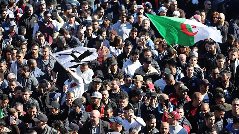 الحزب الحاكم في الجزائر يعلن مساندة الحراك الشعبي بشكل مطلق
