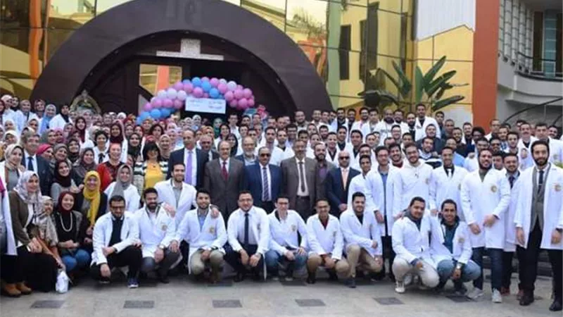 نقابة الاطباء تكرم دفعة طب الزقازيق ٢٠١٧ فى احتفال كبير