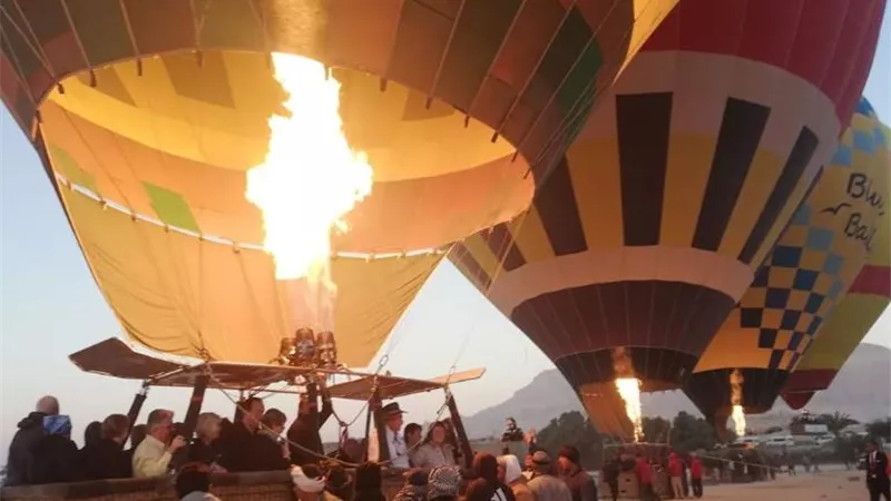 30 بالونا فى سماء الأقصر تحمل على متنها 700 سائحا