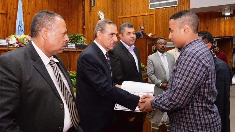 محافظ أسيوط يكرم طالب بالاعدادى عثر على 200 الف جنيه ورده لصاحبه