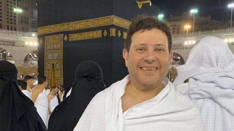 هاني شاكر يؤدي مناسك العمرة