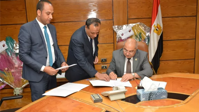 رئيس جامعة أسيوط يستقبل وفداً من الشركة المصرية للاتصالات