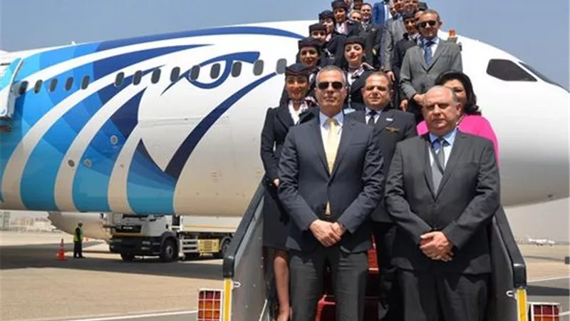 وزير الطيران يهنئ العاملين بمصرللطيران بإستلام أولى طائرات الدريملاينر B787-9