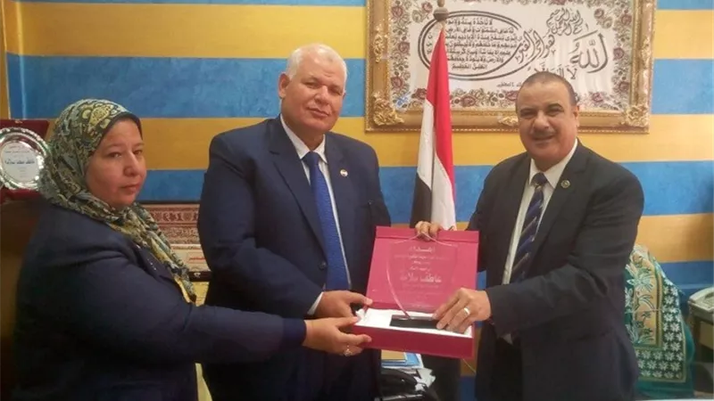 مدرسة شبرا الخيمة الصناعية تكرم وكيل تعليم القليوبية