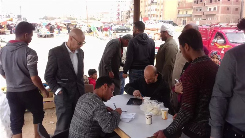وكيل وزارة الصحة فى سوق الجمعة بالعاشر لفحص المواطنين