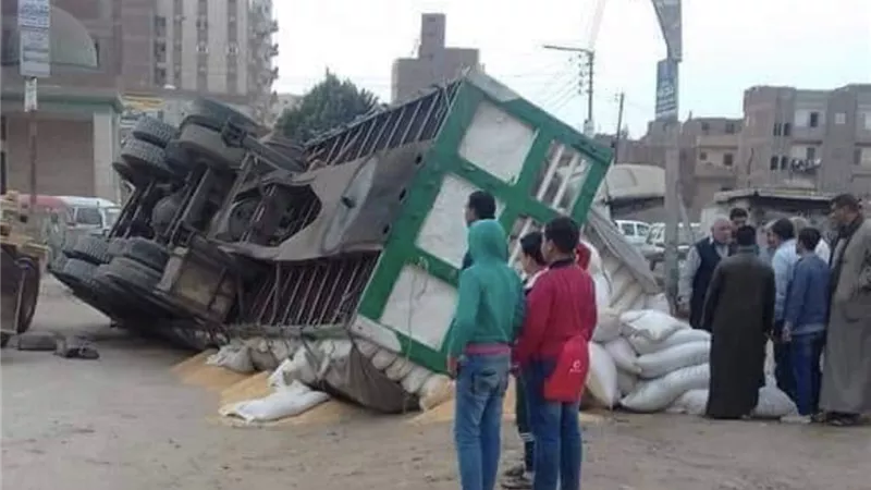 إصابة سائق ومرافقه إثر انقلاب سيارة نقل ببسيون