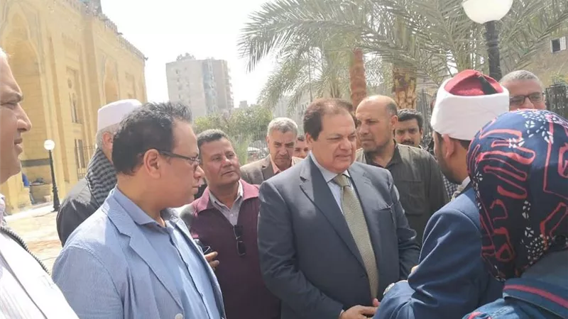 أبو العينين يتفقد أعمال تجديد الساحة الرئيسية لمسجد السيدة زينب