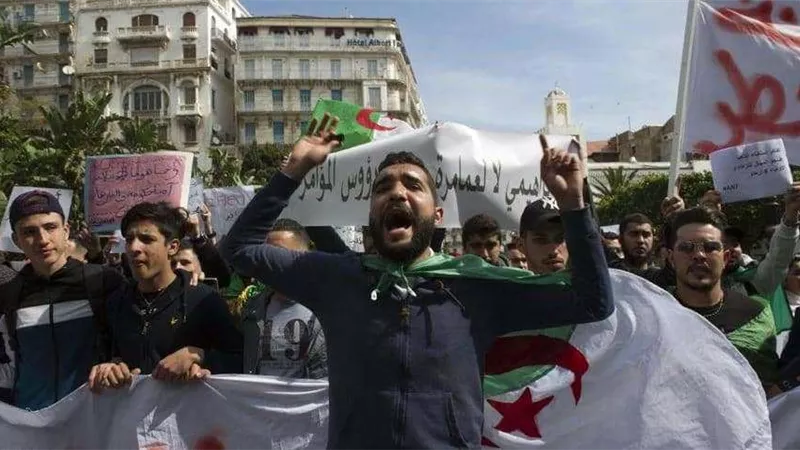 الآلاف يتظاهرون وسط الجزائر.. والضغط مستمر على بوتفليقة