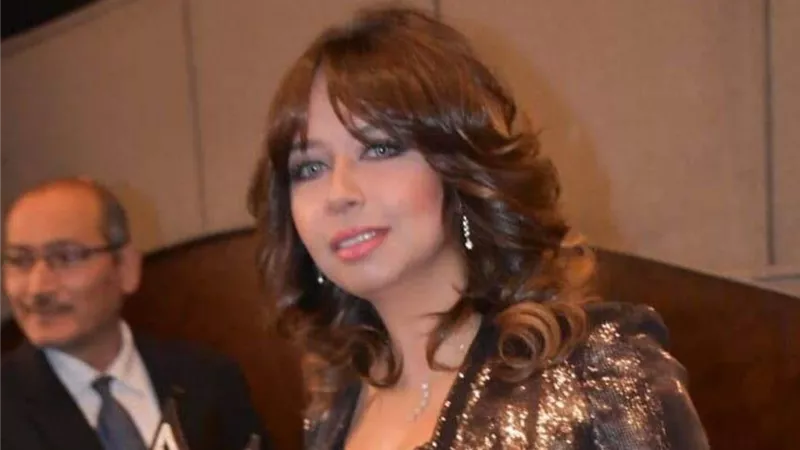 نانسى ابراهيم تحصل على درع التميز من مهرجان المشاهير