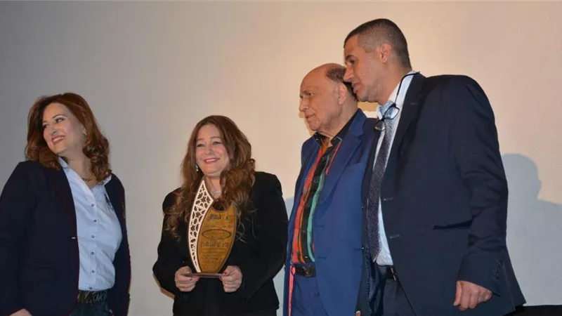 فاتن الحلو تتسلم درع تكريمها كأفضل إمرأة عربية وأم مثالية