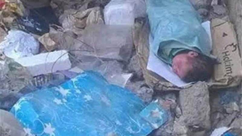 أم بلا قلب.. عجزت عن تسجيل طفلها .. فالقته فى القمامة