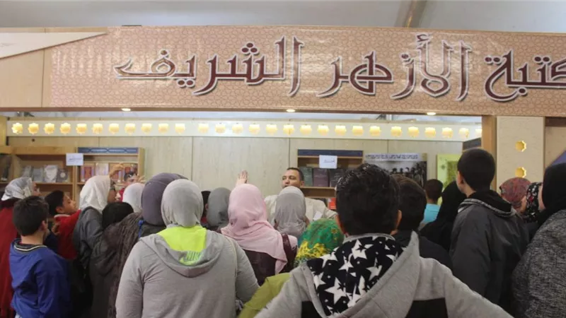 مخطوطات جناح الأزهر تجذب زوار معرض الإسكندرية الدولي للكتاب