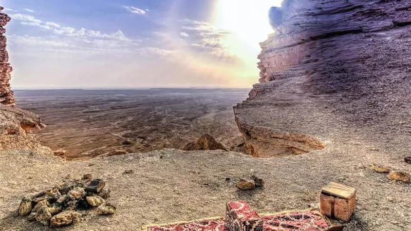 سعوديون يزورون 