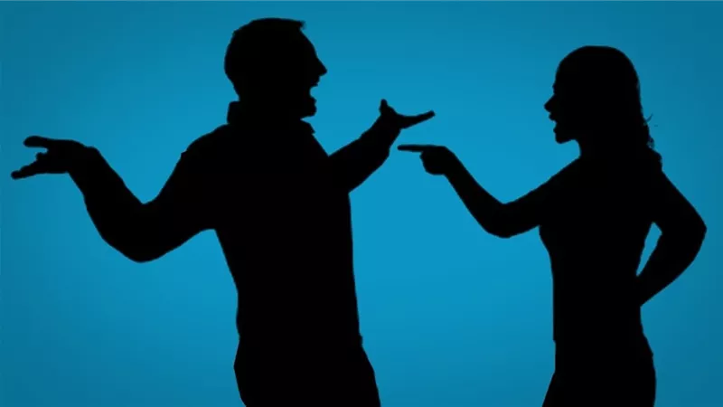 تطلب الطلاق من زوجها : يصور صديقاته في أوضاع مخلة