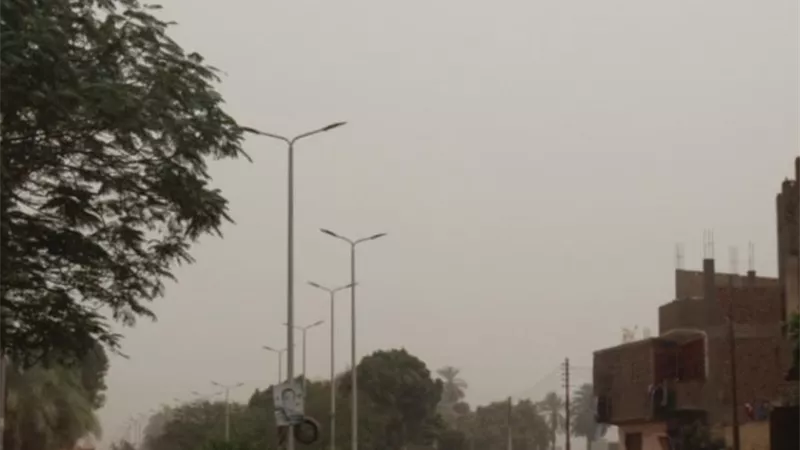 عاصفة ترابية باردة تلغى رحلات البالون بالأقصر