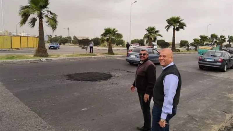 جهاز مدينة العبور يعالج هبوط أرضي علي الطريق ..صور