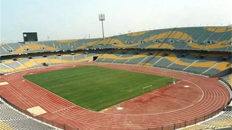 أزمة فى ملعب برج العرب قبل قمة الاهلى والزمالك بساعات .. بالصور
