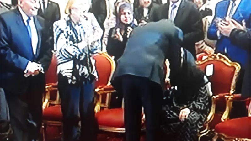 السيسى يكرم المثاليات ويقبل راس مسنه تبرعت ب 30 الف جنية لتحيا مصر .. صور