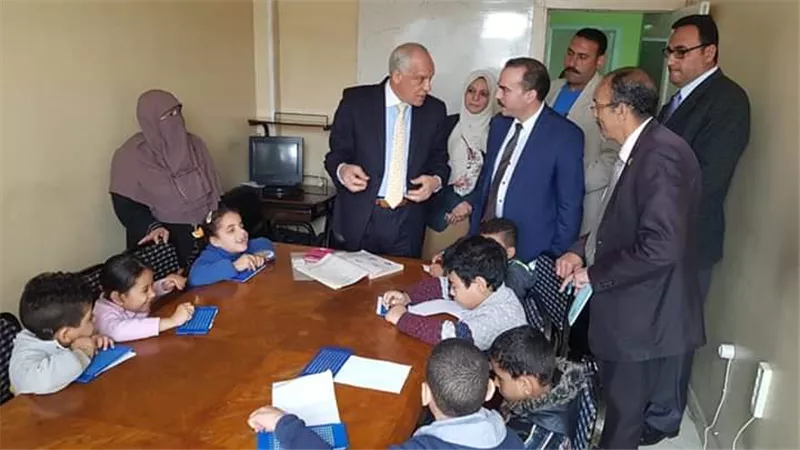 محافظ الجيزة يوزع مساعدات مالية على 85 مسنا وطفلا بدور الرعاية