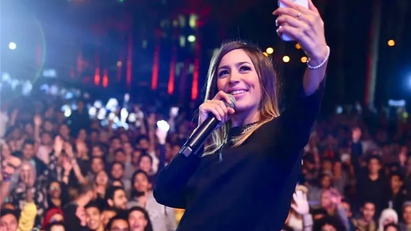 جنات تخطف الانظار فى حفلها الاخير .. والسبب الحمل 