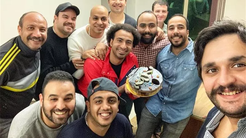 علي ربيع يحتفل بعيد ميلاده مع نجوم مسرح مصر بطريقه كوميديه