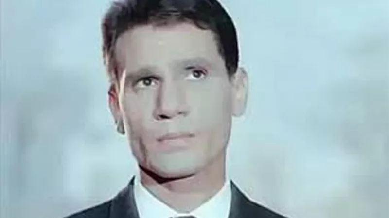 صورة نادرة لعبد الحليم حافظ يغنى فى فرح شعبى