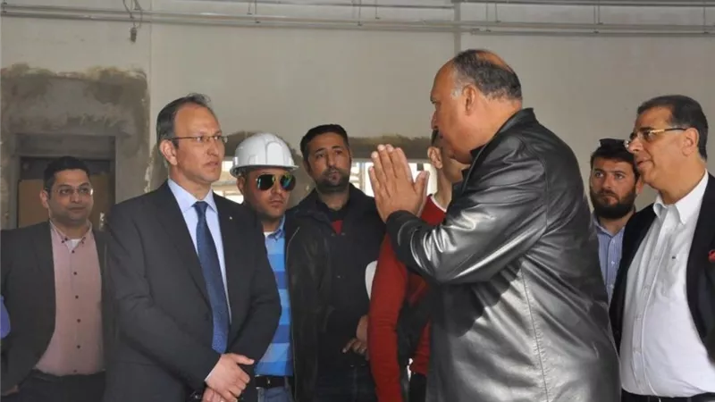 وزير الخارجية يتفقد المبنى الجديد للسفارة المصرية