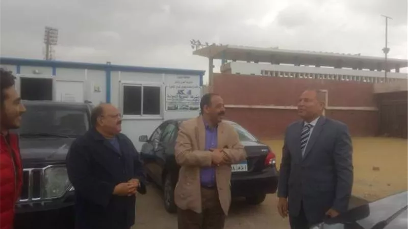 نائب محافظ القاهرة يتفقد رصف الشوارع الخلفية لنادى المقاولون العرب