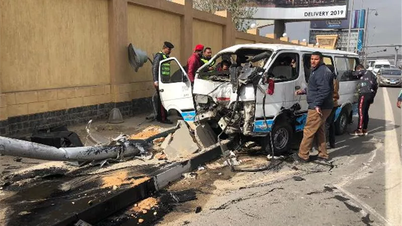 إصابة 8 فى تصادم ميكروباص برصيف طريق السويس الصحراوى.. صور