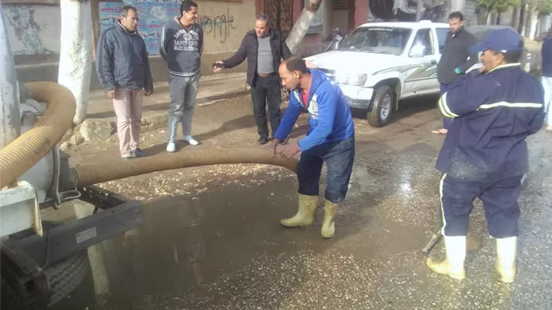 حى شرق بشبين الكوم يواصل رفع آثار الامطار