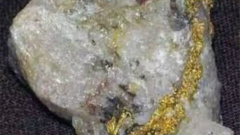 ضبط 3 بحوزتهم 28 جوالا من احجار الكوارتز التى يستخلص منها الذهب