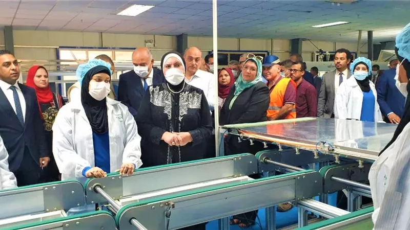نيفين جامع: توجيهات رئاسية بضرورة استخدام المنتج الوطنى في كل المشروعات القومية