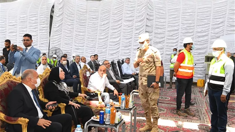 وزيرة التجارة ومحافظ قنا يتابعان تنفيذ مشروع ترفيق المنطقة الصناعية