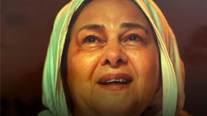لحظة تاريخية لـ دلال عبد العزيز قبل رحيلها .. صور