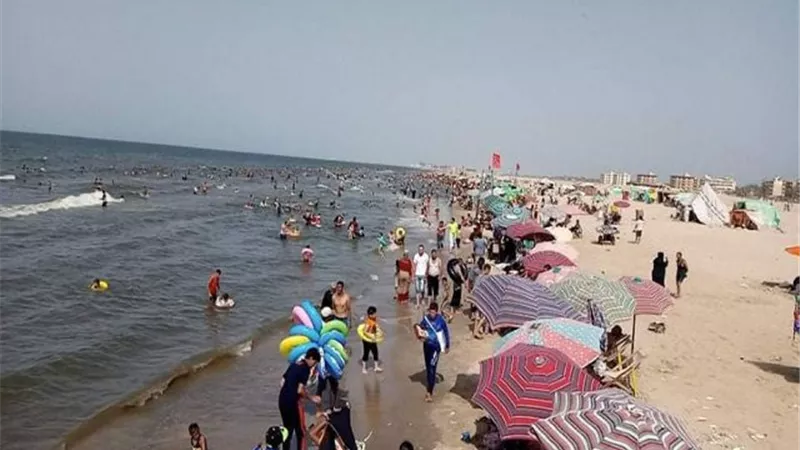 هربوا من درجة الحرارة .. 5 ملايين مصطاف بشاطئ جمصة لأول مرة