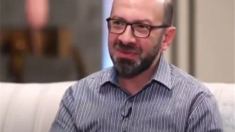 بالفيديو.. كاتب يكشف عن محتويات كتاب 