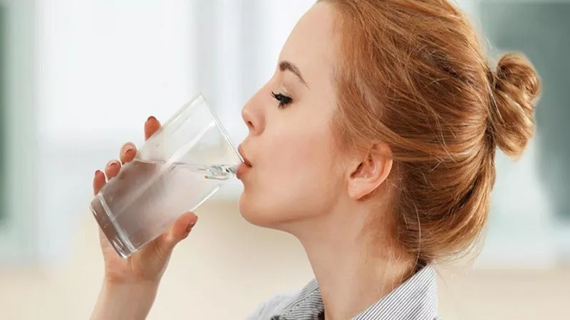 بالفيديو.. استشاري تغذية: تناول المياه يجب ألا يقل عن 3 لتر يوميا