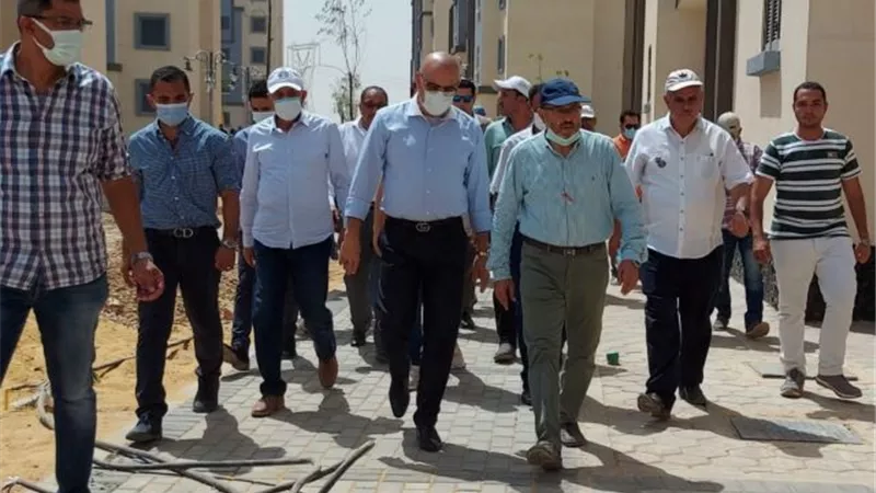 وزير الإسكان والمرافق يتفقد المشروعات الجديدة فى مدينة حدائق العاصمة.. بالصور