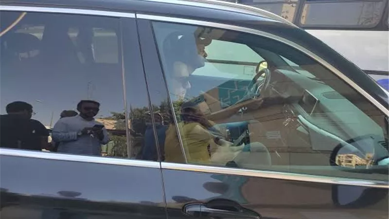 رامى رضوان ينتظر جثمان دلال عبدالعزيز أمام المستشفى